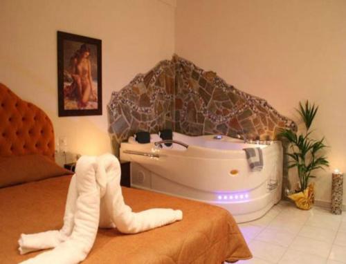 卡托劳塔翁雅典娜酒店的带浴缸和床的客房