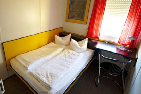 代特尔巴赫佩利坎汽车旅馆的一张床位,位于带书桌和床的西德西德西德(Sidx sidx)客房内