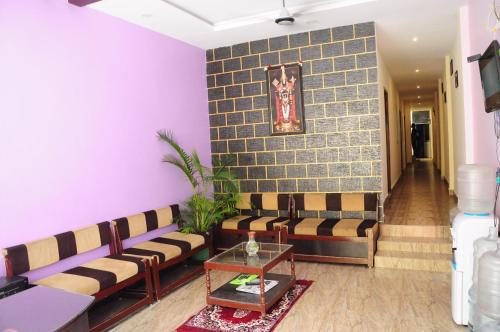 蒂鲁帕蒂SGS Residency的带沙发和瓷砖墙的客厅
