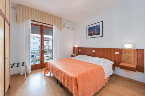 格拉多伊尔韦缇亚酒店的一间卧室设有一张床和一个大窗户