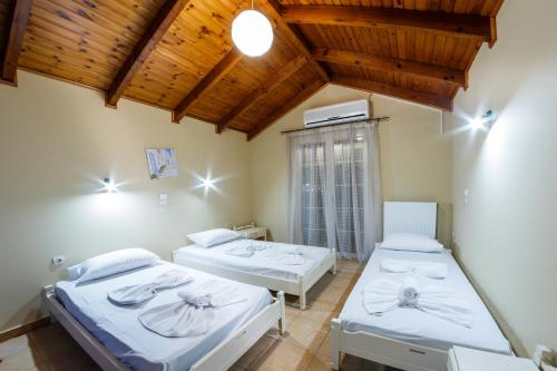 拉加纳斯Zante Bay Studios的配有木天花板的客房设有两张床。