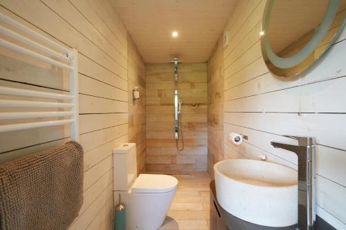 巴斯威特血斧康比草坪旅馆的带浴缸、卫生间和盥洗盆的浴室
