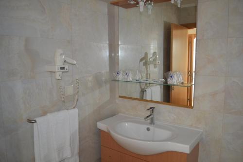 维拉·雷阿尔·德·桑托亚Arenilha Guest House的一间带水槽和镜子的浴室