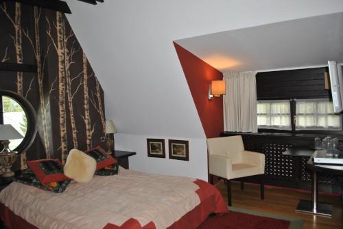 锡纳亚露西亚曼斯萨那豪华别墅的一间卧室配有一张床、一张桌子和一把椅子