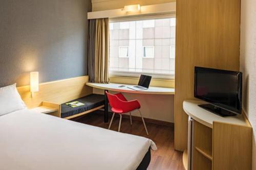 巴鲁埃里宜必思坦波尔酒店的酒店客房配有一张床、一张书桌和一台笔记本电脑