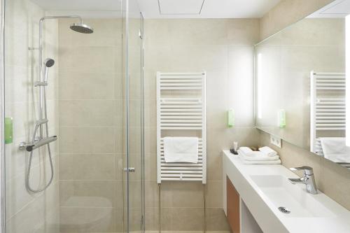 米湖米凡特福斯酒店的带淋浴和盥洗盆的浴室