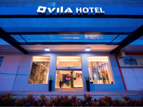沃尔塔雷东达Vila Business Hotel的一家 ⁇ 拉酒店前的商店