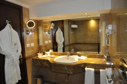 Aracan Eatabe Luxor Hotel的一间浴室