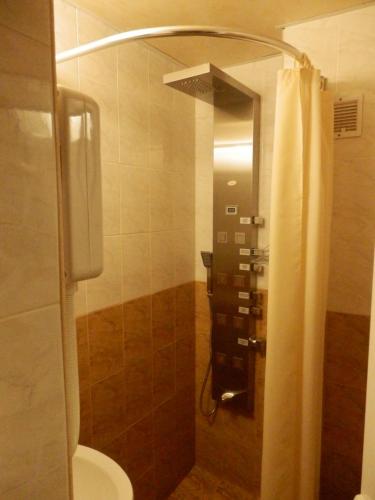 Семеен Хотел РОЗА的一间浴室