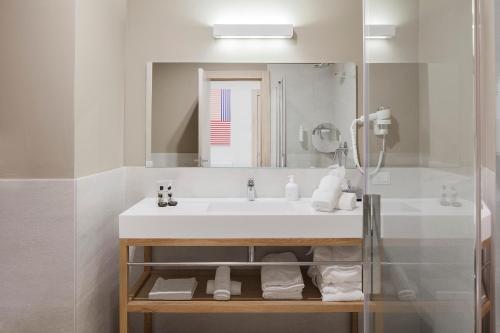 阿雷内拉VOI阿雷内拉度假酒店的一间带水槽和镜子的浴室