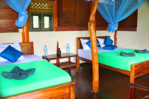 亚拉绿色景观民宿客房内的一张或多张床位