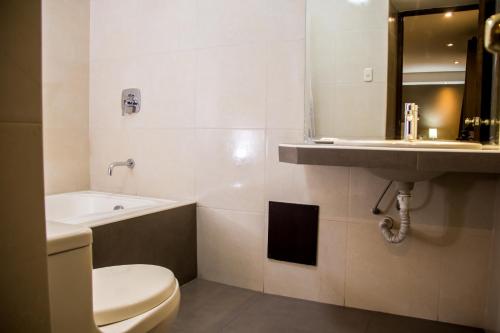 卡哈马卡Hotel Cajamarca的一间带卫生间和水槽的浴室