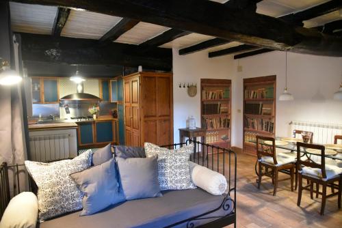 巴尼奥雷焦奇维塔度假屋的带沙发的客厅和厨房