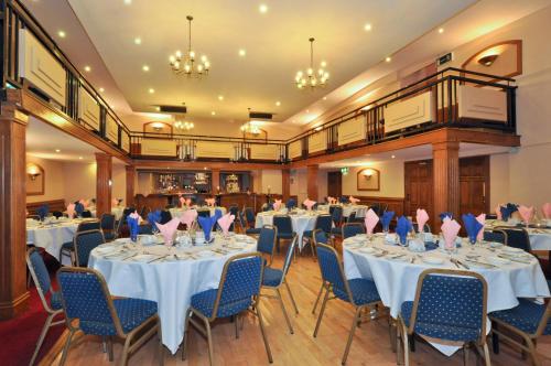 克莱尔莫里斯达尔顿酒店的宴会厅配有白色的桌子和蓝色的椅子