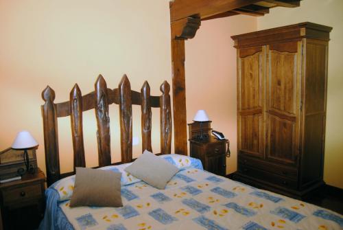 奧瑞那波萨达萨尔瓦多佩斯卡多尔乡村民宿的一间卧室配有一张带枕头的木床