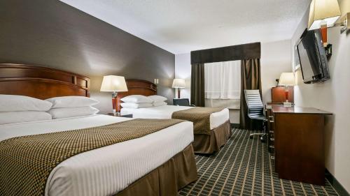 卡尔加里贝斯特韦斯特机场酒店的酒店客房设有两张床和一台平面电视。