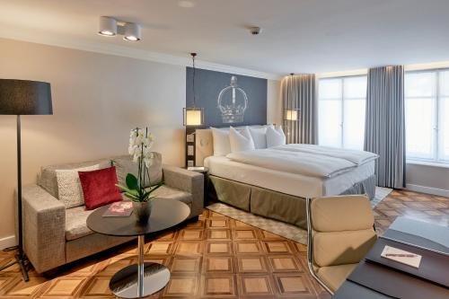 温特图尔索莱尔科隆酒店的酒店客房,配有床和沙发