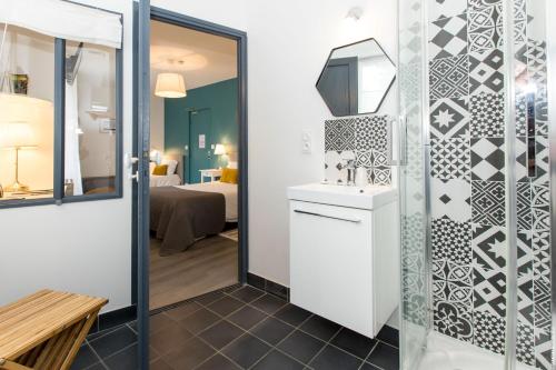 迪纳尔Hotel Saint-Michel的一间带水槽和镜子的浴室