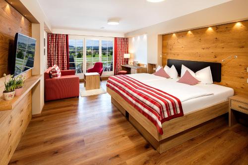 上施陶芬约翰索夫酒店的酒店客房设有床和客厅。
