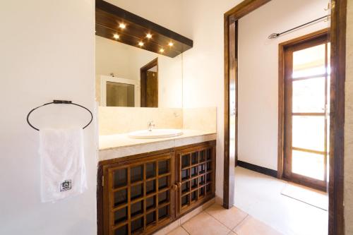 莫希凯丽曼若爱格酒店的一间带水槽和镜子的浴室