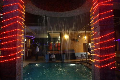 孟买卡尔公寓酒店的一座游泳池,旁边是红灯