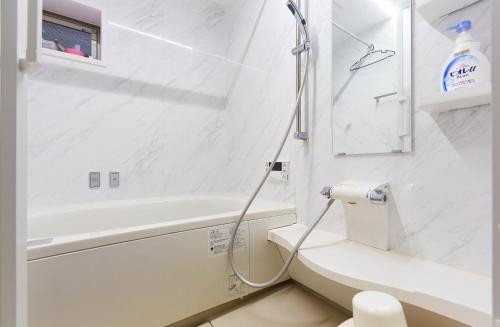 东京Haneda Luxury House的带淋浴和卫生间的白色浴室