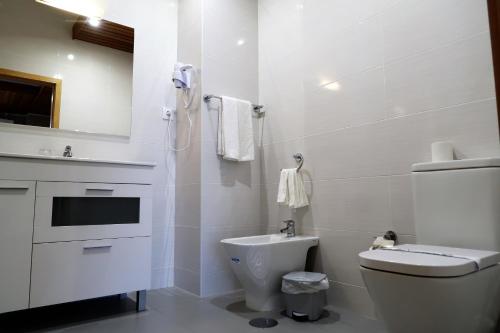 波瓦-迪瓦尔津康特里兹酒店的白色的浴室设有卫生间和水槽。