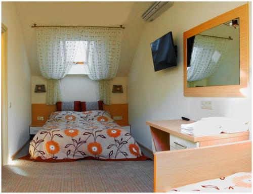 敖德萨Hotel MAMAN的一间卧室配有一张床和镜子