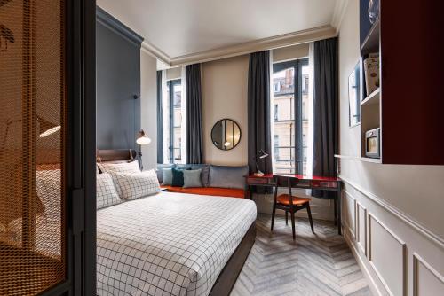 巴黎霍夫顿，巴黎酒店的配有一张床和一张书桌的酒店客房
