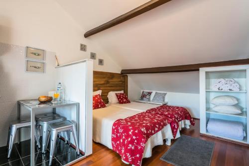 波尔图Apartamento À Francos Attic的一间卧室配有一张带红色毯子的床