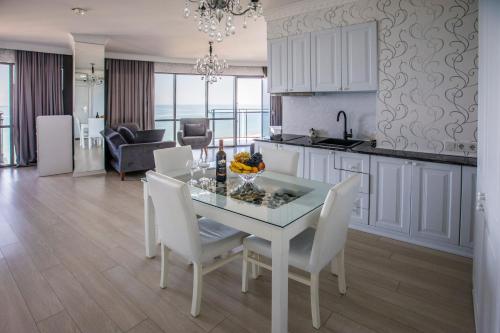巴统Tina's Apartments with Panoramic Sea view的厨房以及带桌椅的用餐室。