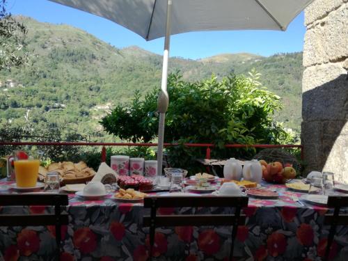 辛方伊什卡萨多莫莱罗酒店的一张桌子,上面有食物,后面有山