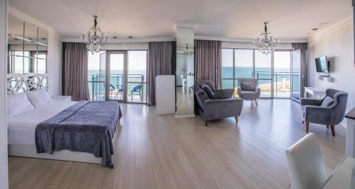 巴统Tina's Apartments with Panoramic Sea view的一间卧室设有一张床和一间客厅。