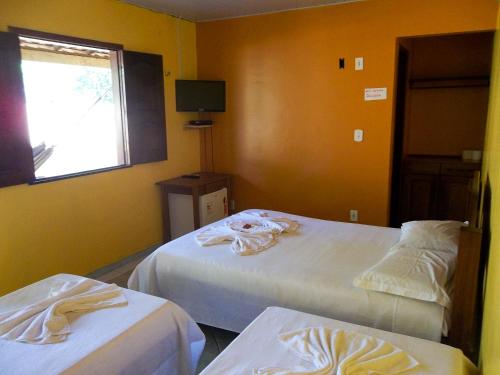 巴雷里尼亚斯托卡杜瓦斗旅馆的酒店客房设有两张床和窗户。