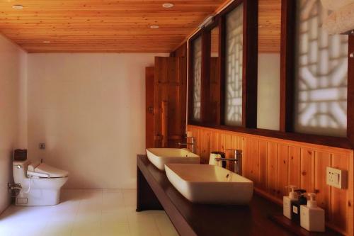 阳朔阳朔禅居团园客栈的一间带两个盥洗盆和卫生间的浴室