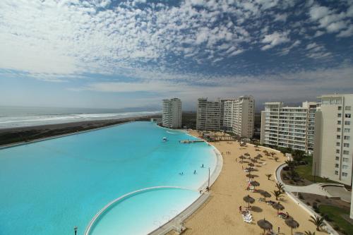拉塞雷纳Resort Urbano Laguna del Mar的享有海滩、游泳池和大海的景色