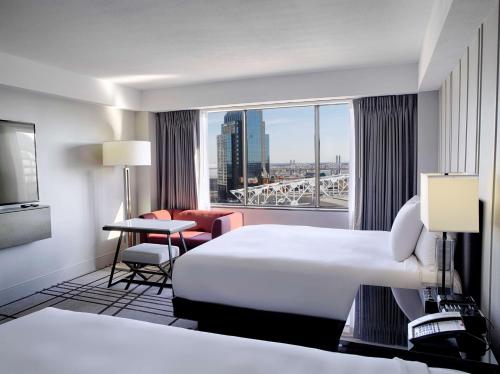 路易斯威尔路易斯维尔凯悦丽景湾酒店 的酒店客房设有一张床和一个大窗户