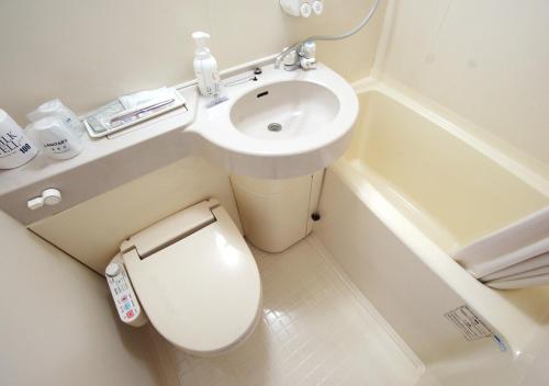 松本松本潮流酒店的一间带卫生间和水槽的小浴室