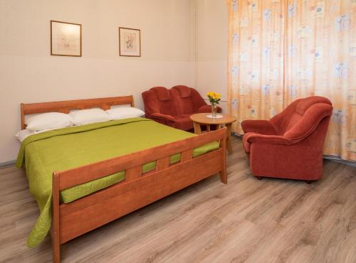 塔林里尔莱库拉酒店的一间卧室配有一张床和两把椅子