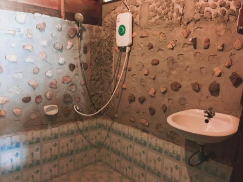 阁遥岛它考湾景的带淋浴和盥洗盆的浴室