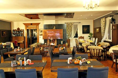 施卢赫湖兰伽斯豪夫舒尔酒店的一间带桌椅和壁炉的餐厅