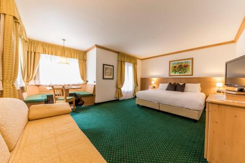 阿莱盖拉麦伊森健康温泉酒店的酒店客房,配有床和电视
