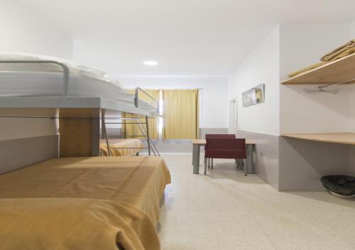 马拉加艾尔贝格因涂文玛拉盖酒店的一间卧室配有一张双层床和一张桌子