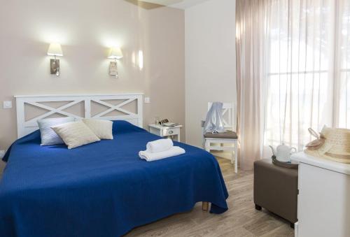 波尔尼谢Résidence Prestige Odalys De La Plage的一间卧室配有蓝色的床和毛巾