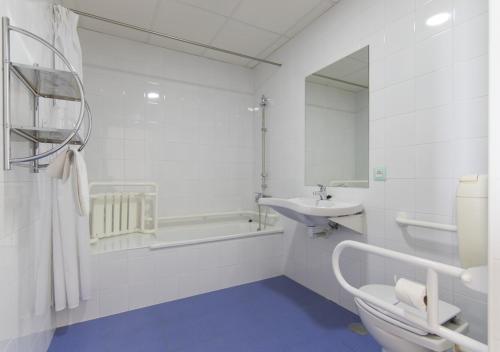 哈恩哈恩因图约文旅舍的一间带水槽、浴缸和卫生间的浴室