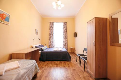 圣彼得堡克拉斯基MK酒店的小房间设有床和窗户
