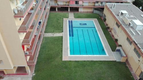 马尔格莱特德玛Apartaments Players的两栋建筑之间草坪上游泳池的顶部景观