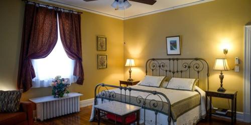 罗阿诺King George Inn的一间卧室配有一张床、一张沙发和一个窗口
