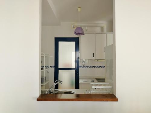 拉斯内格拉斯Apartamento Los Olivos的厨房配有水槽和镜子