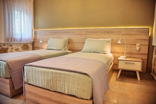 SívasVilla Kapela的一间卧室配有两张床和床头灯。
